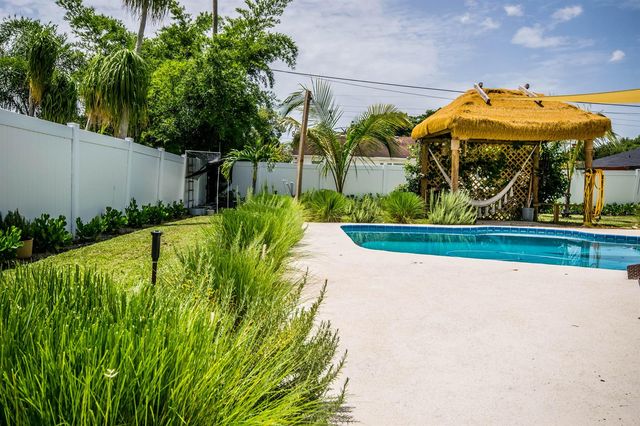 272 SW Fairchild Avenue, Port St. Lucie, FL 34984