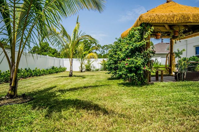 272 SW Fairchild Avenue, Port St. Lucie, FL 34984