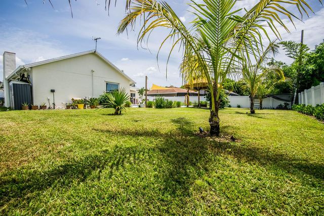 272 SW Fairchild Avenue, Port St. Lucie, FL 34984