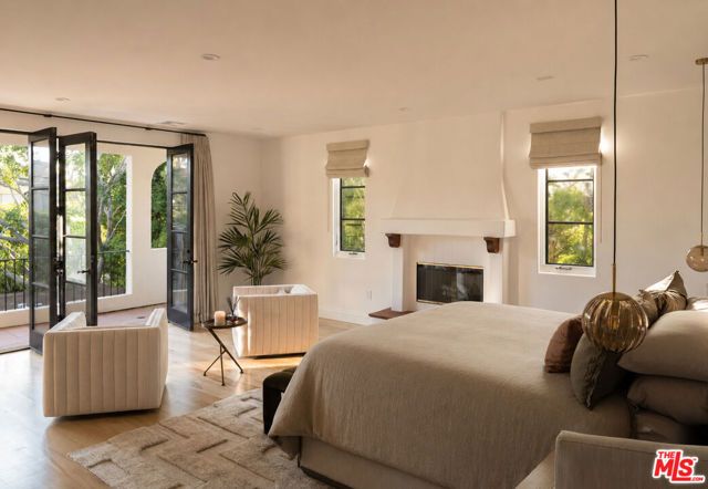 859 S Gretna Green Way, Los Angeles, CA 90049