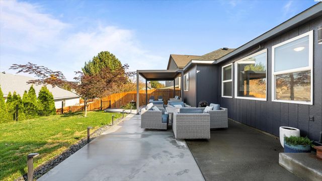 8906 W Canyon Place, Kennewick, WA 99336