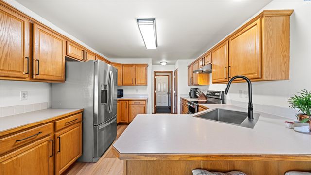 8906 W Canyon Place, Kennewick, WA 99336