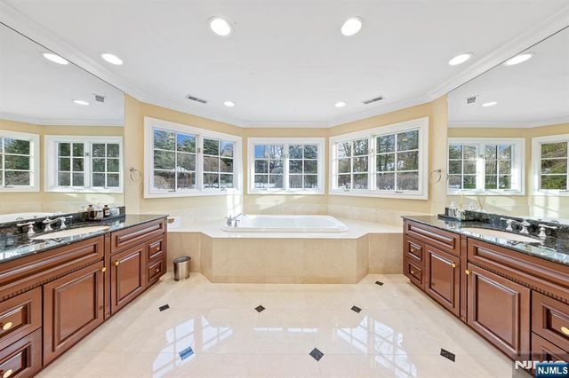 30 Peter Lynas Court, Tenafly, NJ 07670