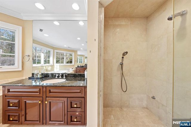 30 Peter Lynas Court, Tenafly, NJ 07670