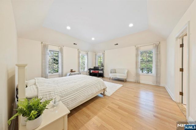 30 Peter Lynas Court, Tenafly, NJ 07670