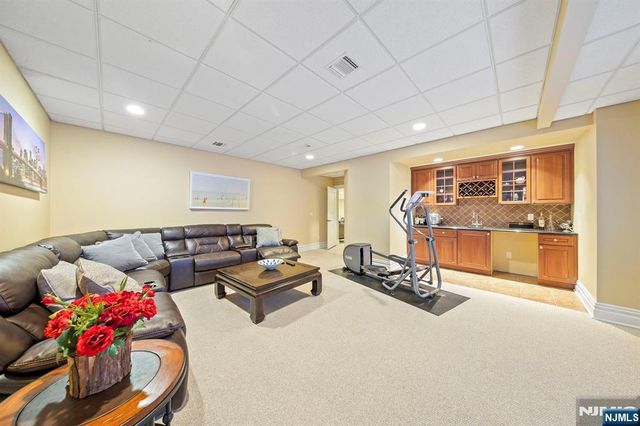 30 Peter Lynas Court, Tenafly, NJ 07670
