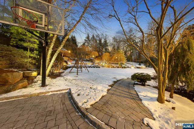 30 Peter Lynas Court, Tenafly, NJ 07670