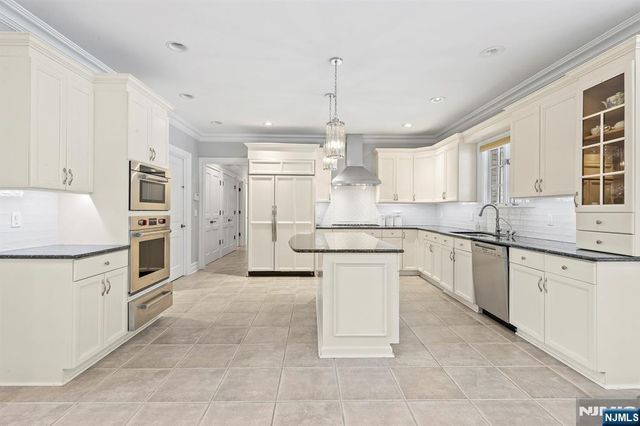 30 Peter Lynas Court, Tenafly, NJ 07670