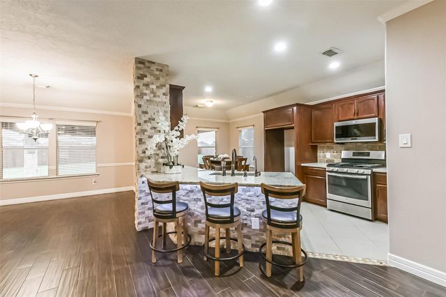 2102 Pickwick Pines Dr Court, Humble, TX 77396