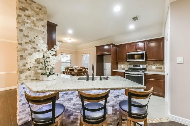 2102 Pickwick Pines Dr Court, Humble, TX 77396