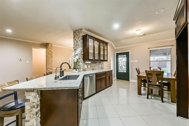 2102 Pickwick Pines Dr Court, Humble, TX 77396