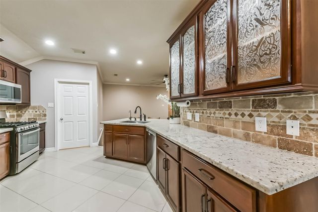 2102 Pickwick Pines Dr Court, Humble, TX 77396