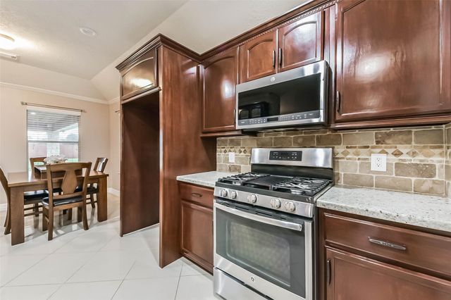 2102 Pickwick Pines Dr Court, Humble, TX 77396