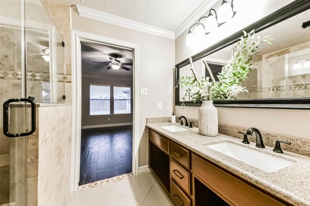 2102 Pickwick Pines Dr Court, Humble, TX 77396