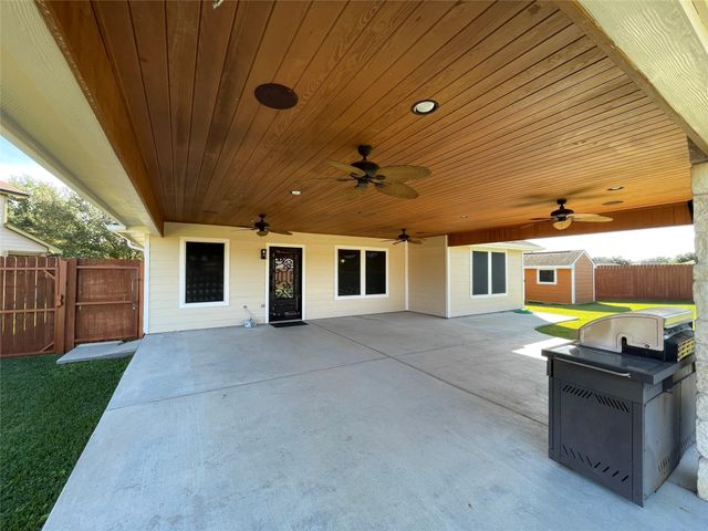 2102 Pickwick Pines Dr Court, Humble, TX 77396