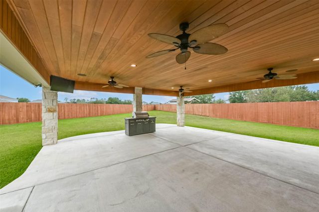 2102 Pickwick Pines Dr Court, Humble, TX 77396