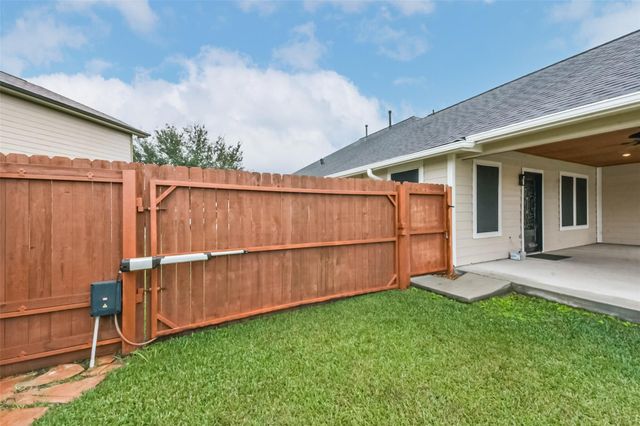 2102 Pickwick Pines Dr Court, Humble, TX 77396