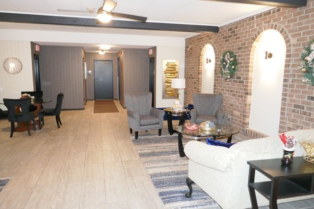 603 S River Road 2M, Des Plaines, IL 60016