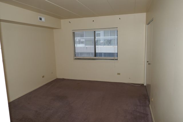 603 S River Road 2M, Des Plaines, IL 60016