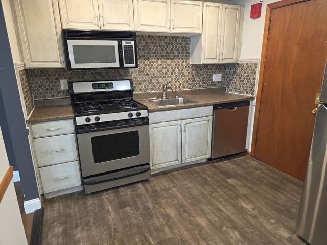 70 Mudge St 12, Lynn, MA 01902