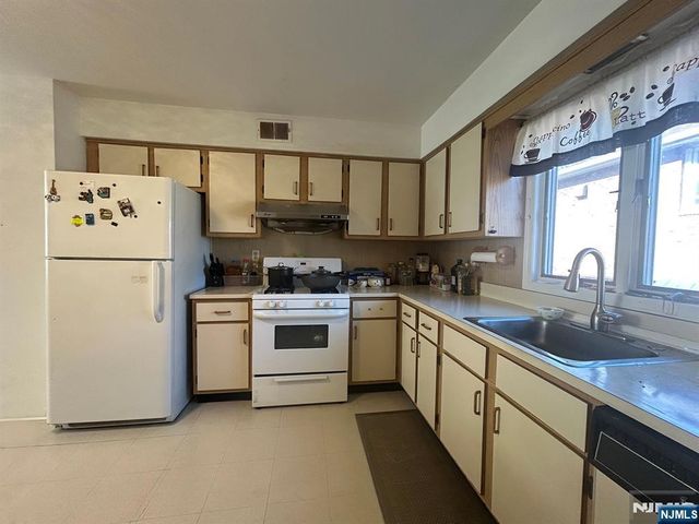 525 Stuyvesant Avenue, Lyndhurst, NJ 07071
