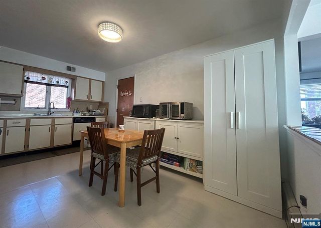 525 Stuyvesant Avenue, Lyndhurst, NJ 07071