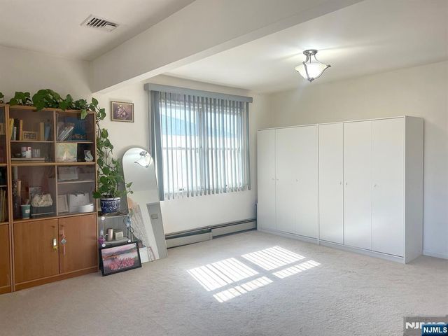 525 Stuyvesant Avenue, Lyndhurst, NJ 07071