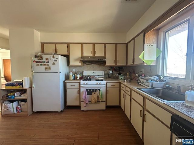 525 Stuyvesant Avenue, Lyndhurst, NJ 07071