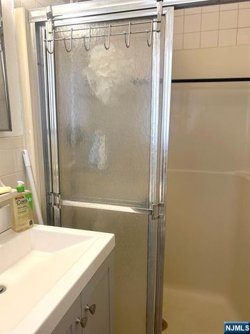 525 Stuyvesant Avenue, Lyndhurst, NJ 07071
