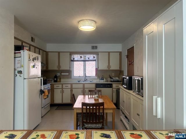525 Stuyvesant Avenue, Lyndhurst, NJ 07071
