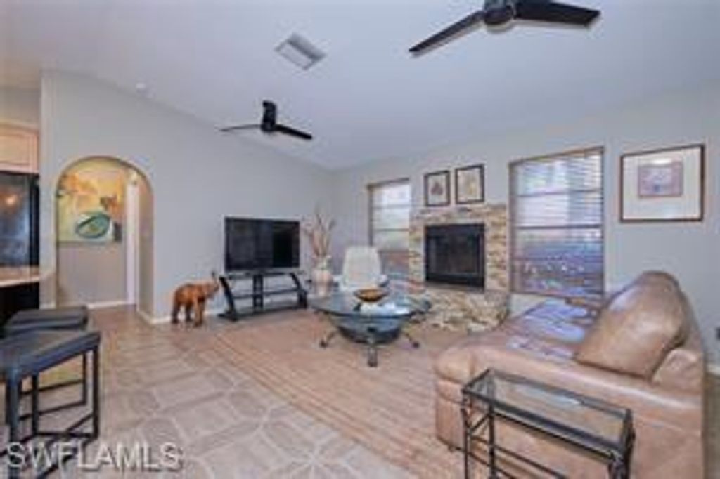 Image 11 of property listing at 140 SE 8th ST, Cape Coral, FL 33990