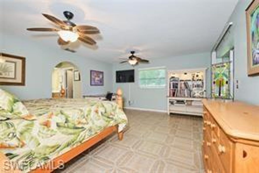 Image 13 of property listing at 140 SE 8th ST, Cape Coral, FL 33990