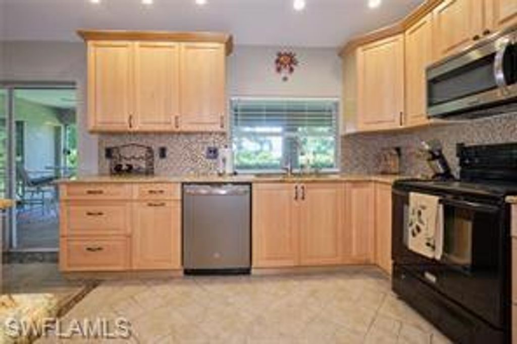 Image 4 of property listing at 140 SE 8th ST, Cape Coral, FL 33990