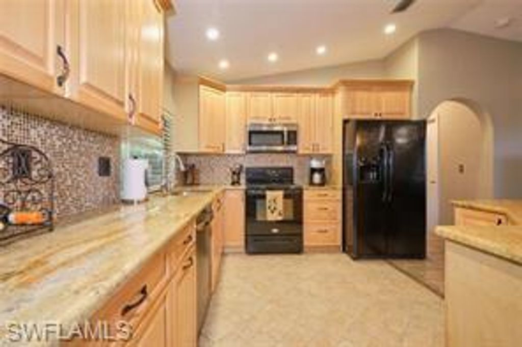 Image 5 of property listing at 140 SE 8th ST, Cape Coral, FL 33990