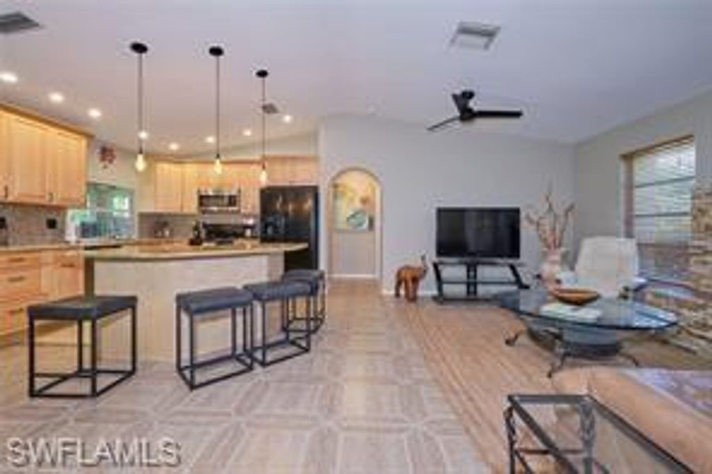 Image 7 of property listing at 140 SE 8th ST, Cape Coral, FL 33990