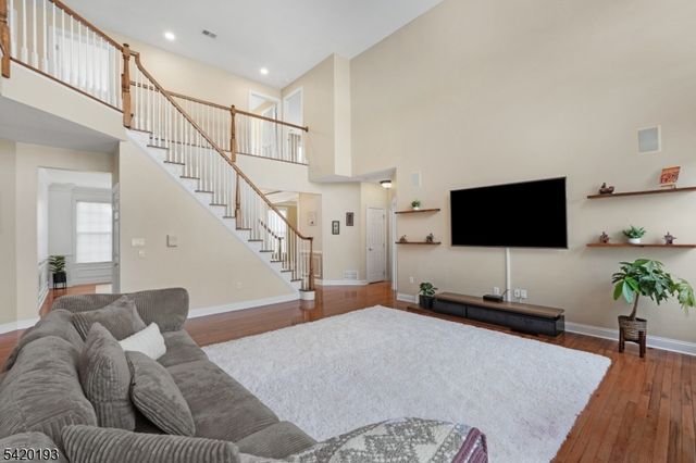 24 Crestview Dr, Clinton Twp., NJ 08809