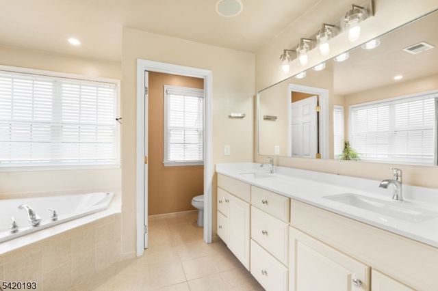 24 Crestview Dr, Clinton Twp., NJ 08809