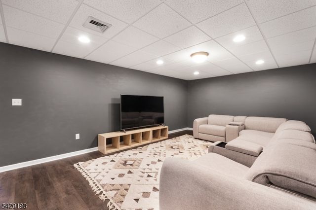 24 Crestview Dr, Clinton Twp., NJ 08809