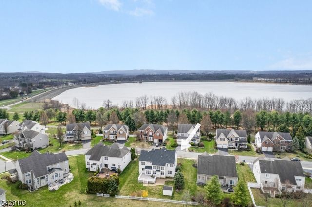 24 Crestview Dr, Clinton Twp., NJ 08809