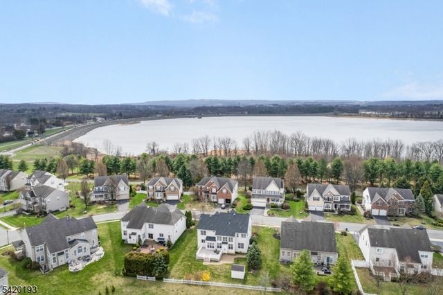 24 Crestview Dr, Clinton Twp., NJ 08809