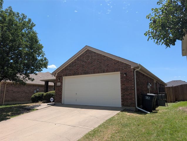 9949 Sparrow Hawk Lane, Fort Worth, TX 76108