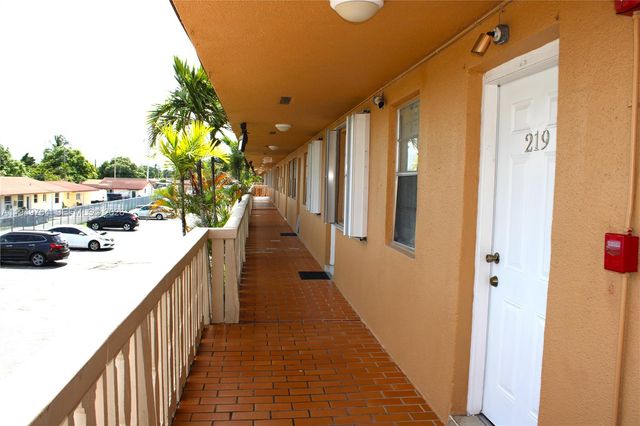 1154 W 35th St 221, Hialeah, FL 33012
