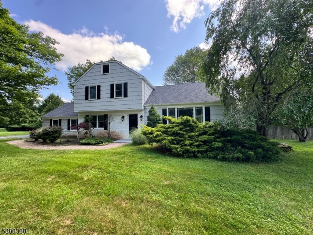 8 Whispering Hills Dr, Clinton Twp., NJ 08801