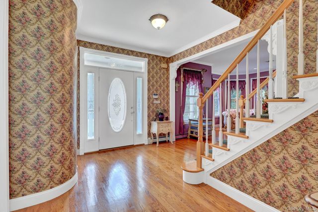 6 Patricks Way, Saint James, NY 11780
