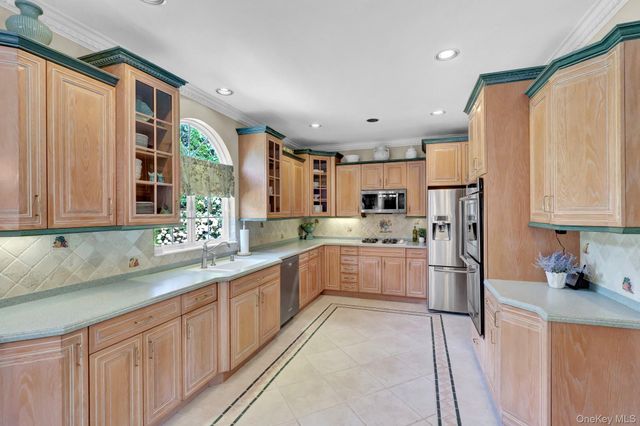 6 Patricks Way, Saint James, NY 11780