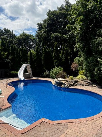 6 Patricks Way, Saint James, NY 11780