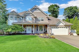 6 Patricks Way, Saint James, NY 11780