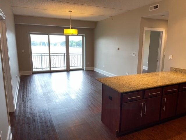 728 Diamond Lake Road 405, Mundelein, IL 60060