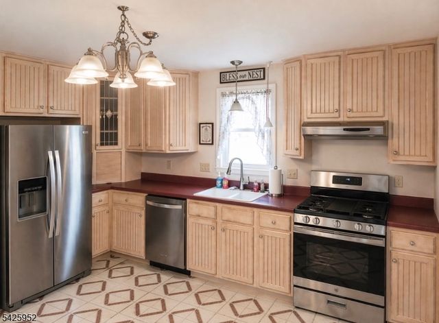 55 W Clay Ave, Roselle Park Boro, NJ 07204
