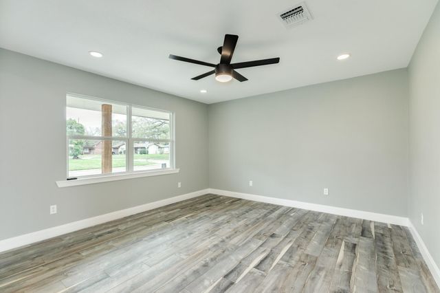 300 N Shanks Street, Clute, TX 77531